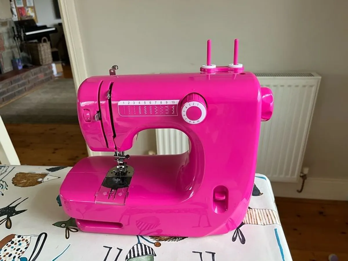Like new small sewing machine - Image 2