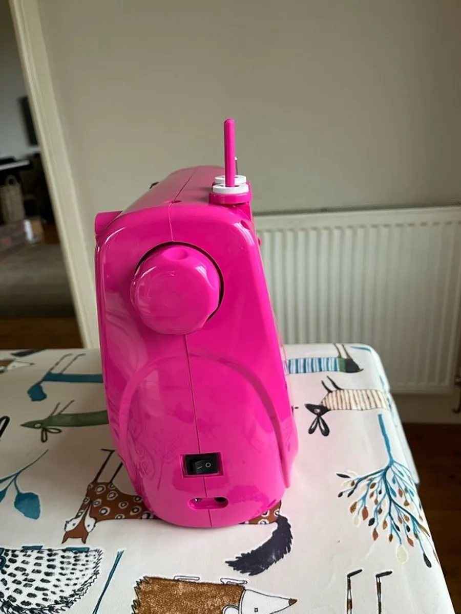 Like new small sewing machine - Image 3