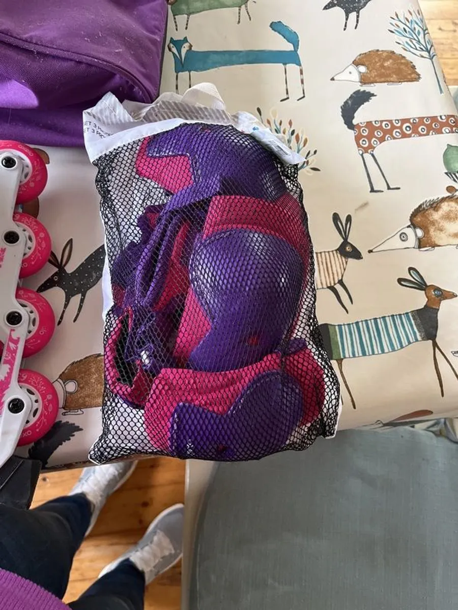 Girls Roller blades and protective wear - Image 4