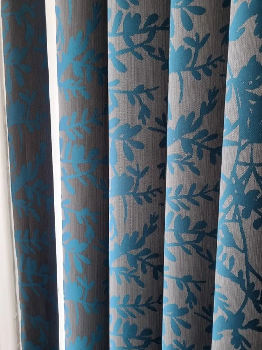 Vertical Venetian/Louvres Blinds and matching Roller Blind - Image 2