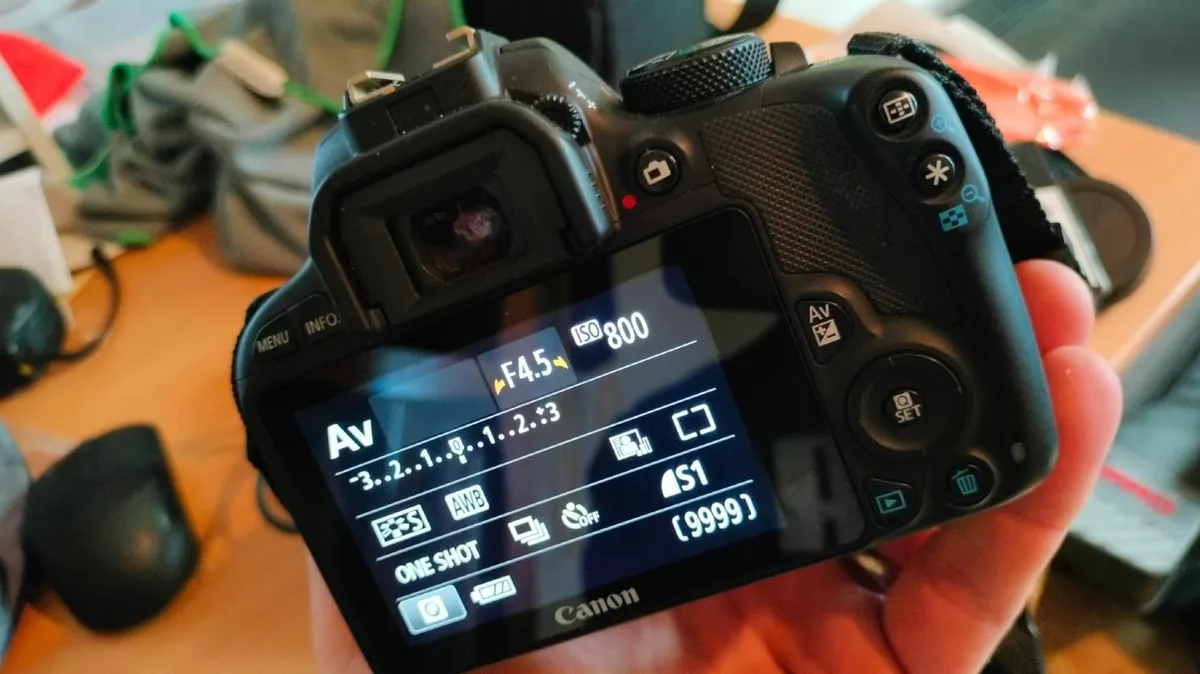 Canon Eos 100D - Extra Lens, Filters, Bag, Battery - Image 2