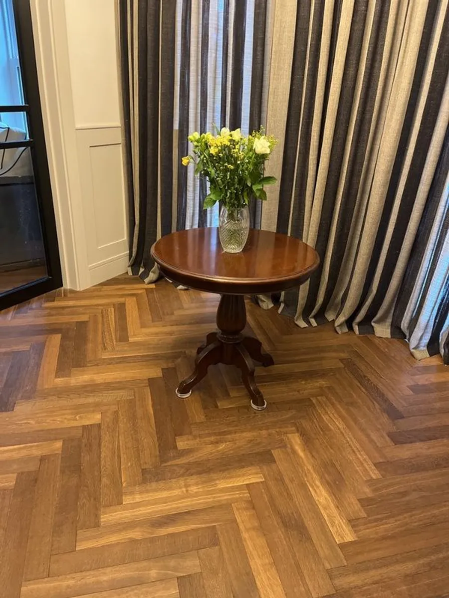 table round pedestal - Image 1