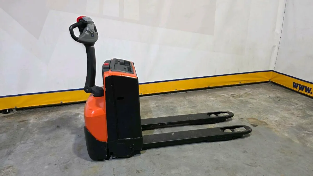 Toyota power pallet truck - Image 1