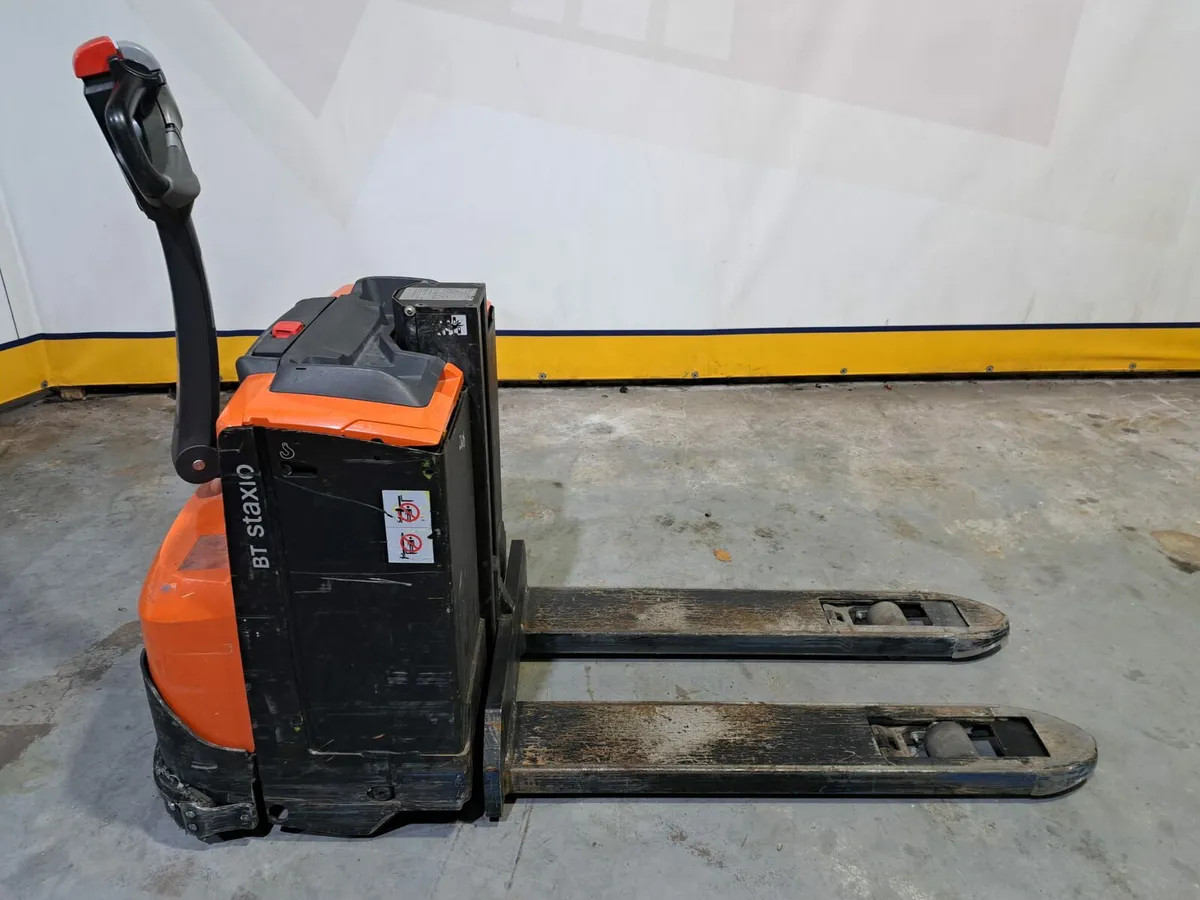 Toyota stacker - Image 1