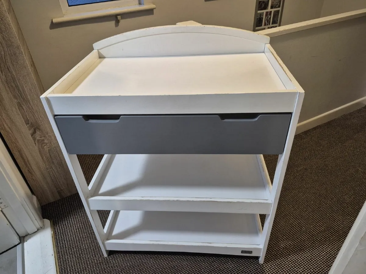 changing table + various items - Image 1