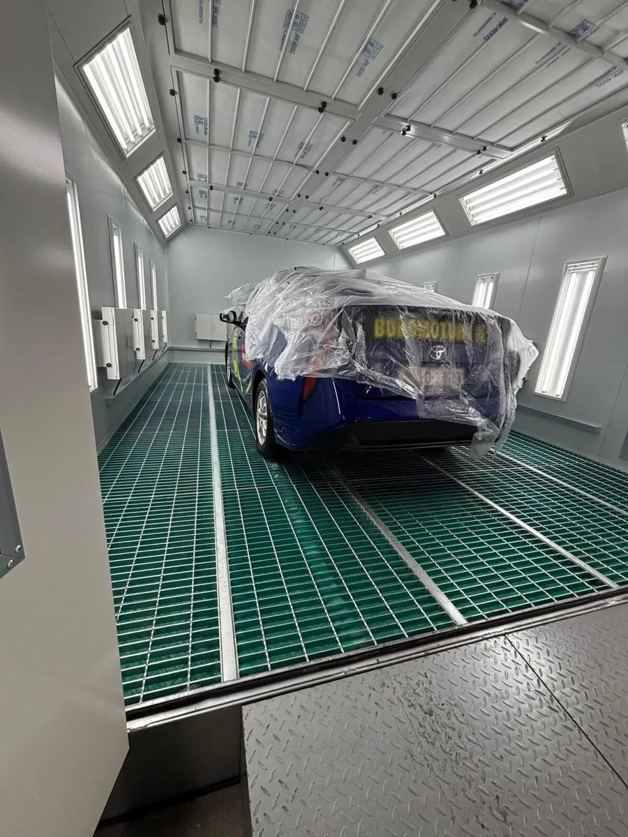 Crash repairs dent repairs spray painting - Image 2