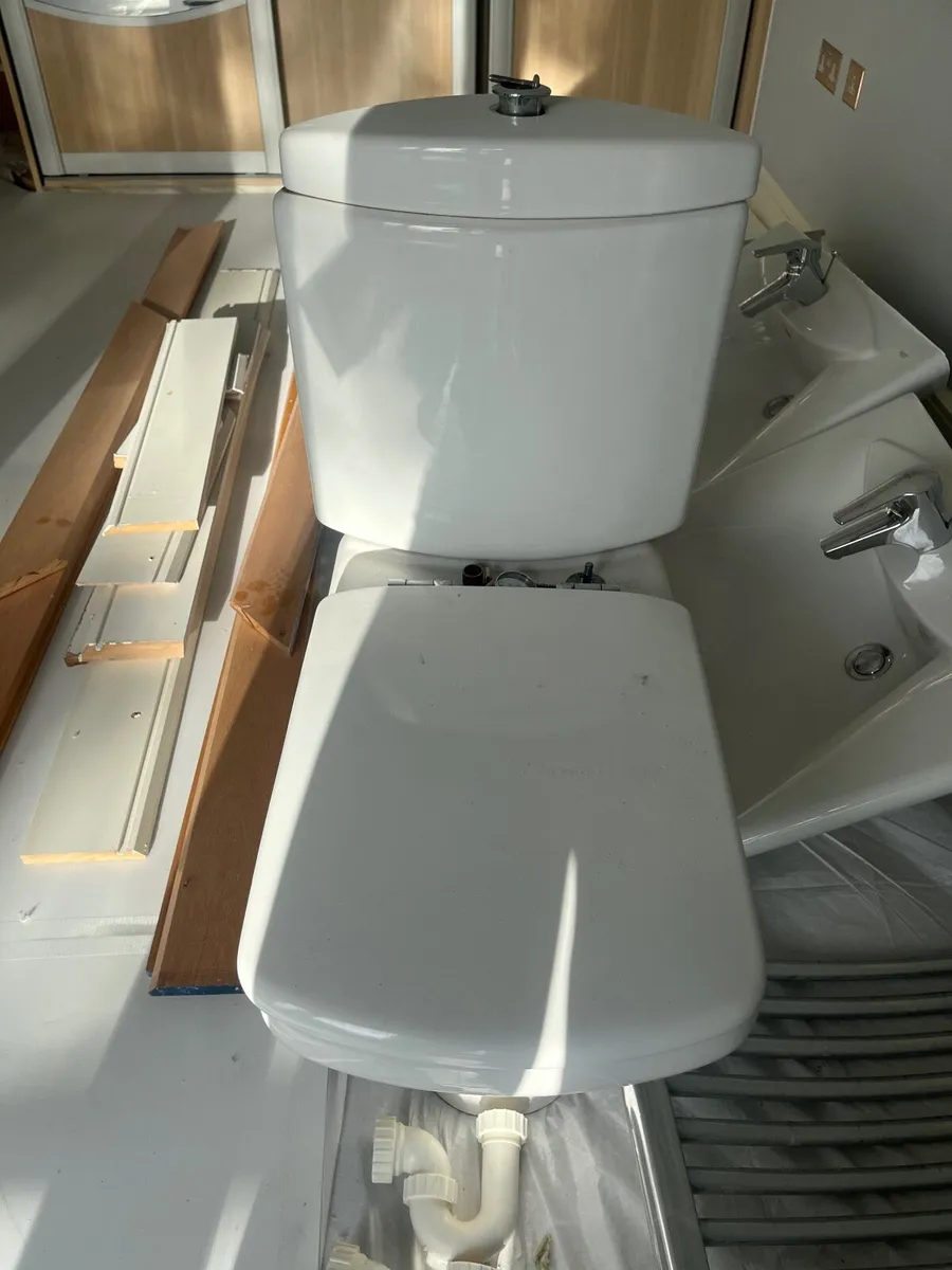 2 Sinks, Toilet, Towel Rail, Bath, S Door & Mirror - Image 2