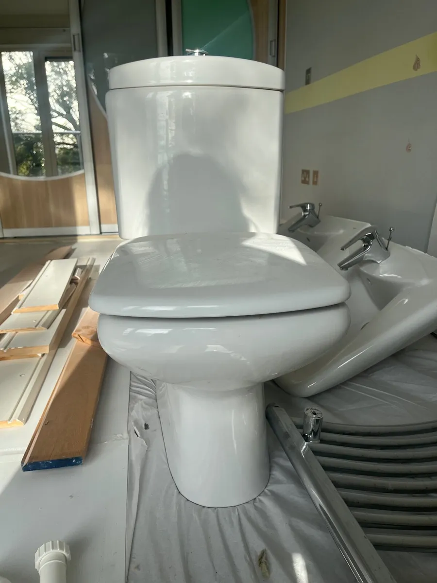 2 Sinks, Toilet, Towel Rail, Bath, S Door & Mirror - Image 3