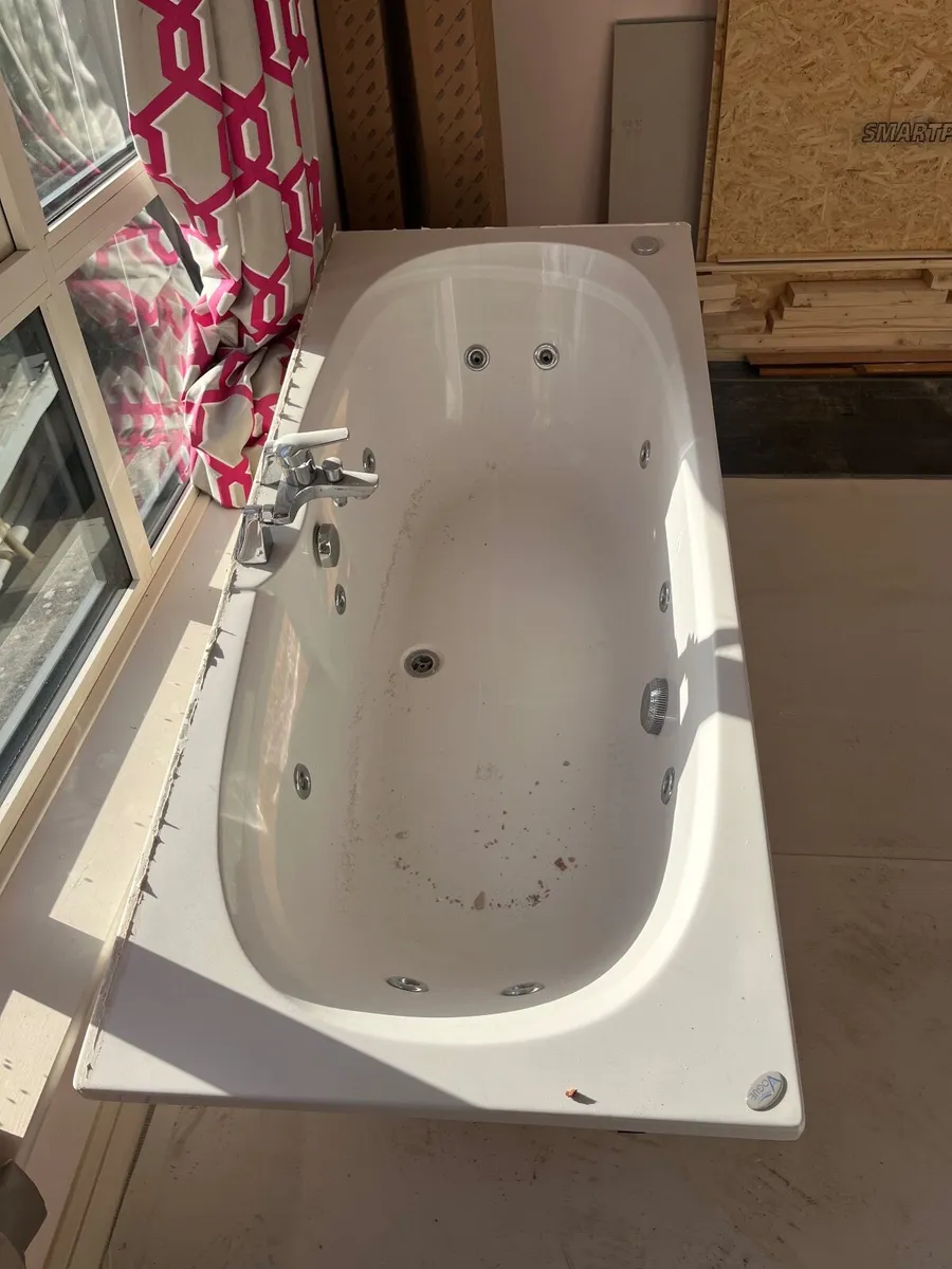 2 Sinks, Toilet, Towel Rail, Bath, S Door & Mirror - Image 4