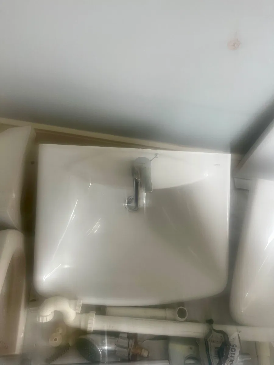 2 Sinks, Toilet, Towel Rail, Bath, S Door & Mirror - Image 1