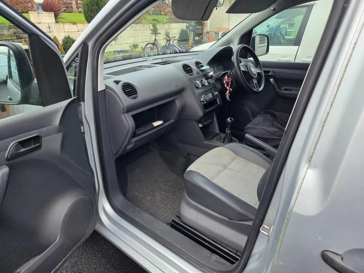 Volkswagen Caddy 2011 - Image 2