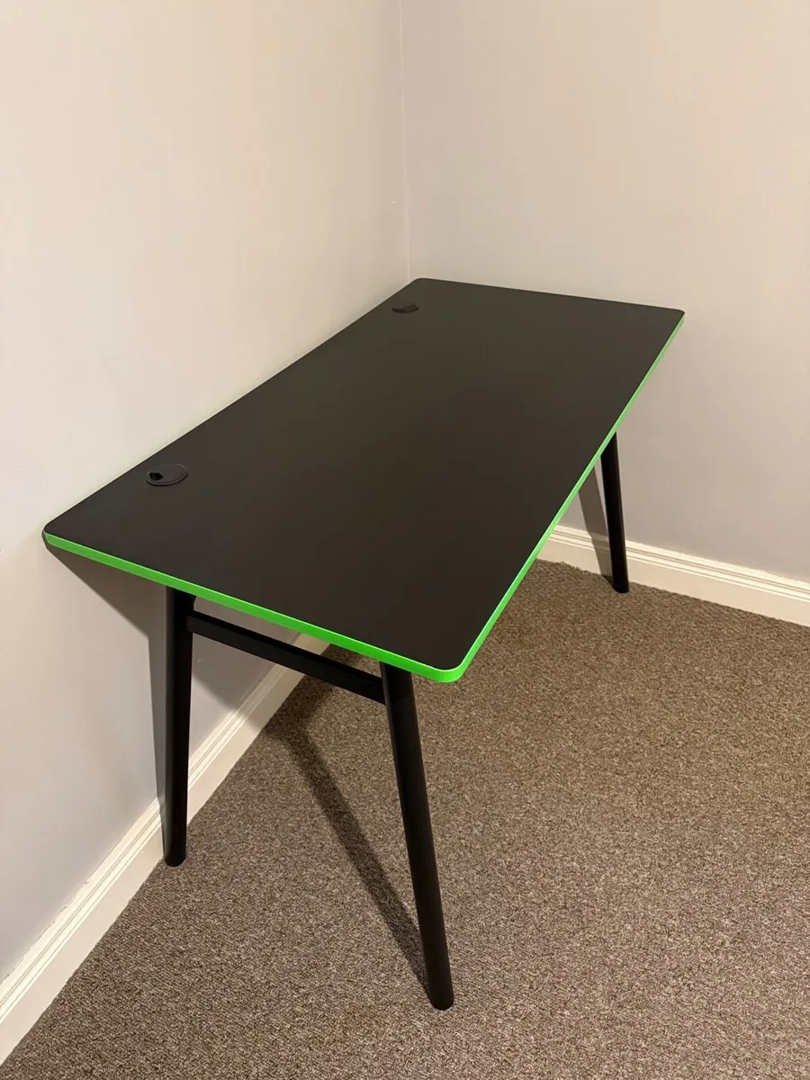 Gaming table - Image 1