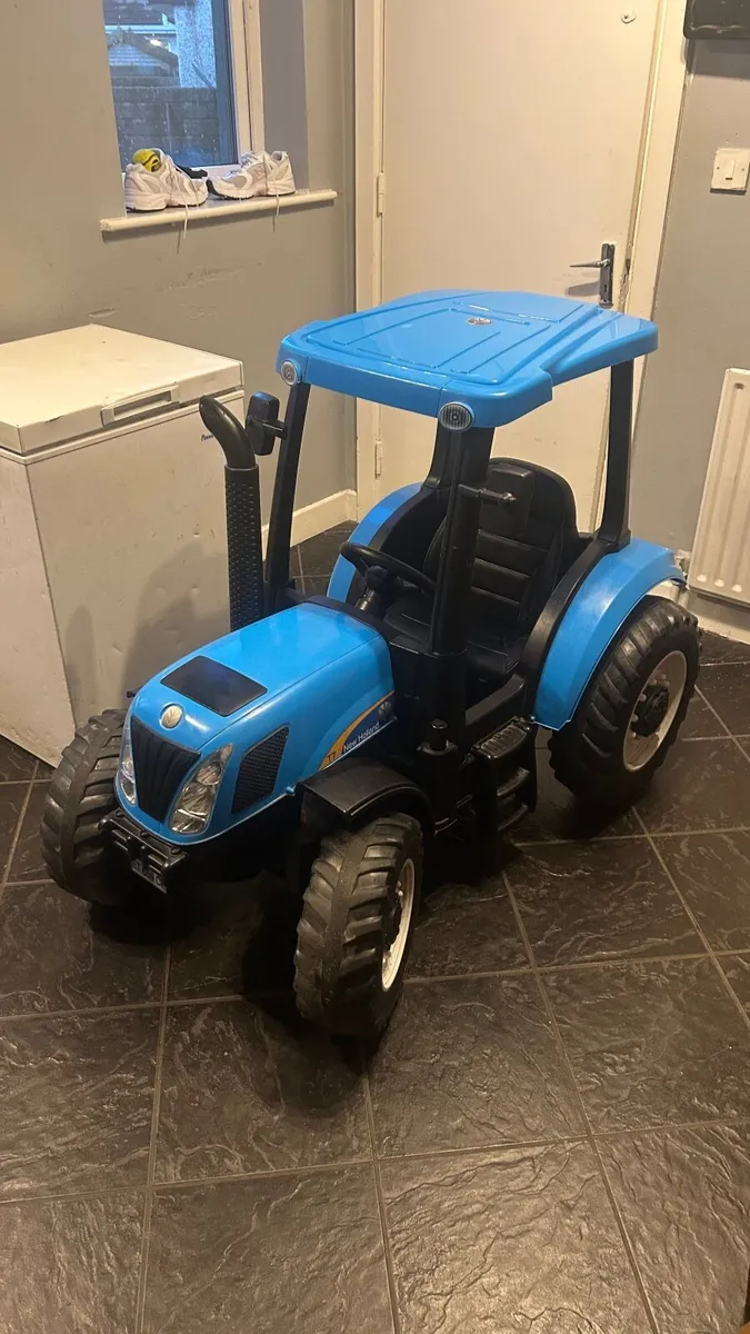Drivable toy tractor - Image 1