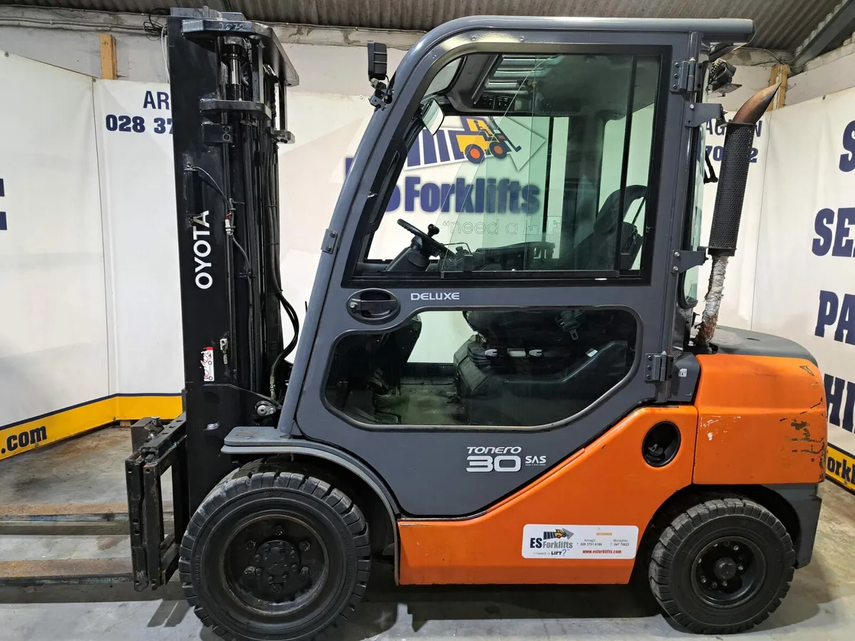 Toyota diesel forklift - Image 1