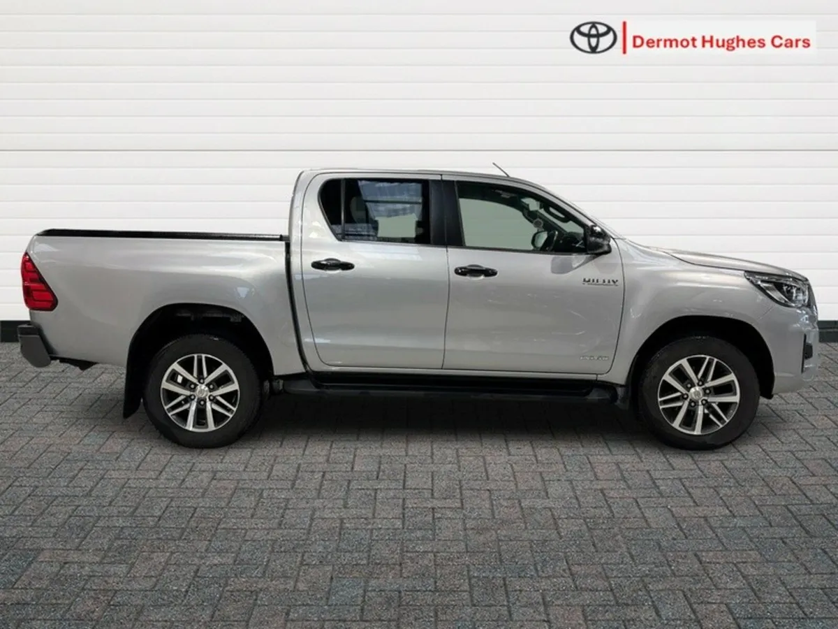 Toyota Hilux DCAB INVINCIBLE AUTO - Image 3