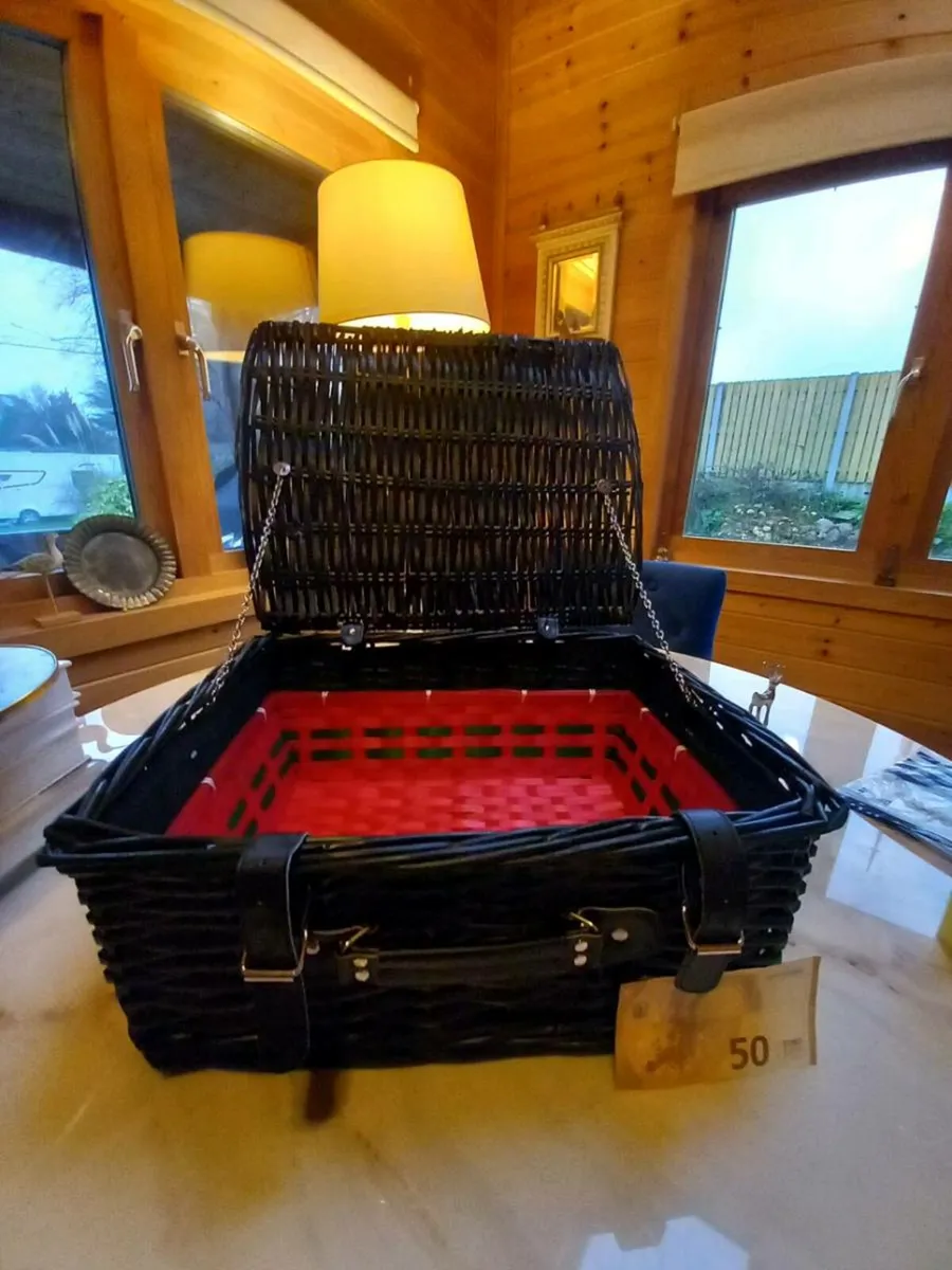 Black picnic basket with red tray, D18 - Image 1