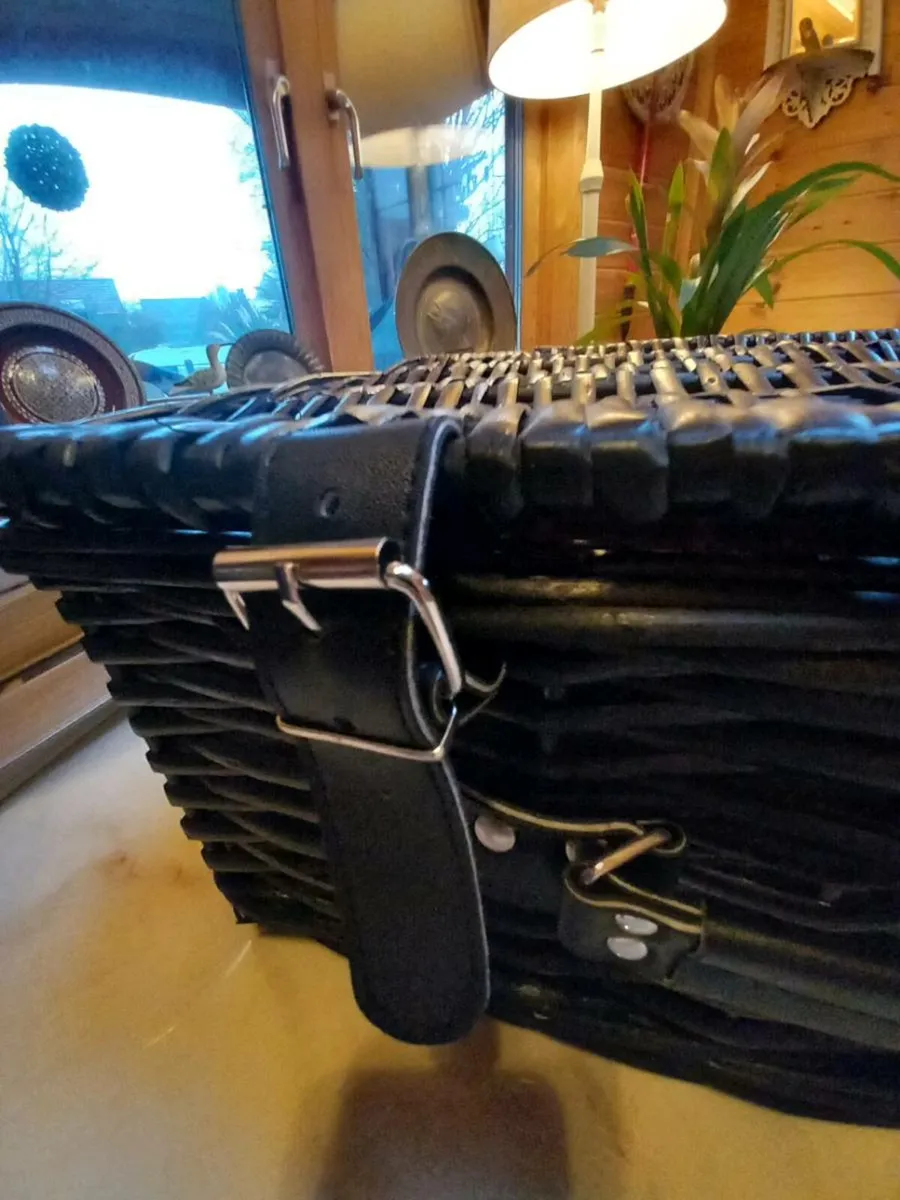 Black picnic basket with red tray, D18 - Image 2