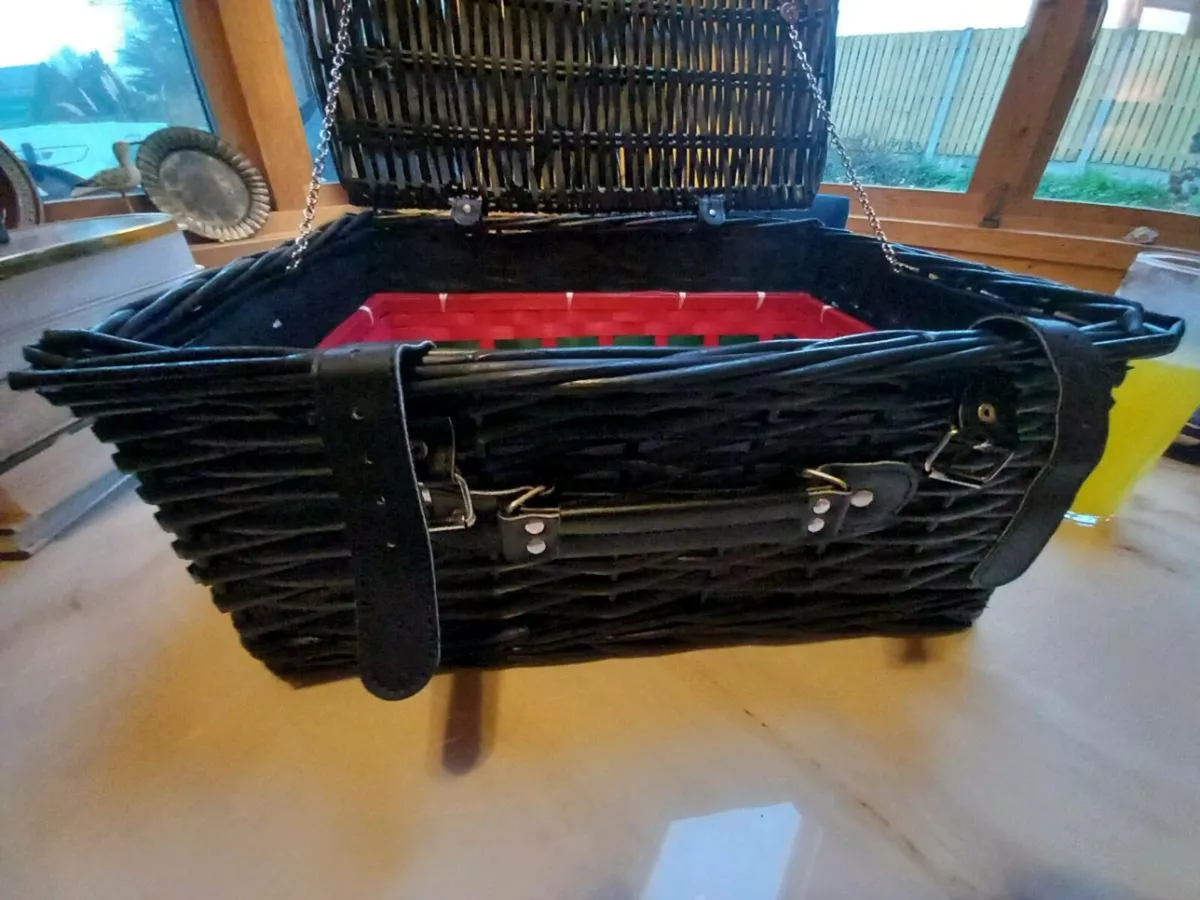 Black picnic basket with red tray, D18 - Image 4