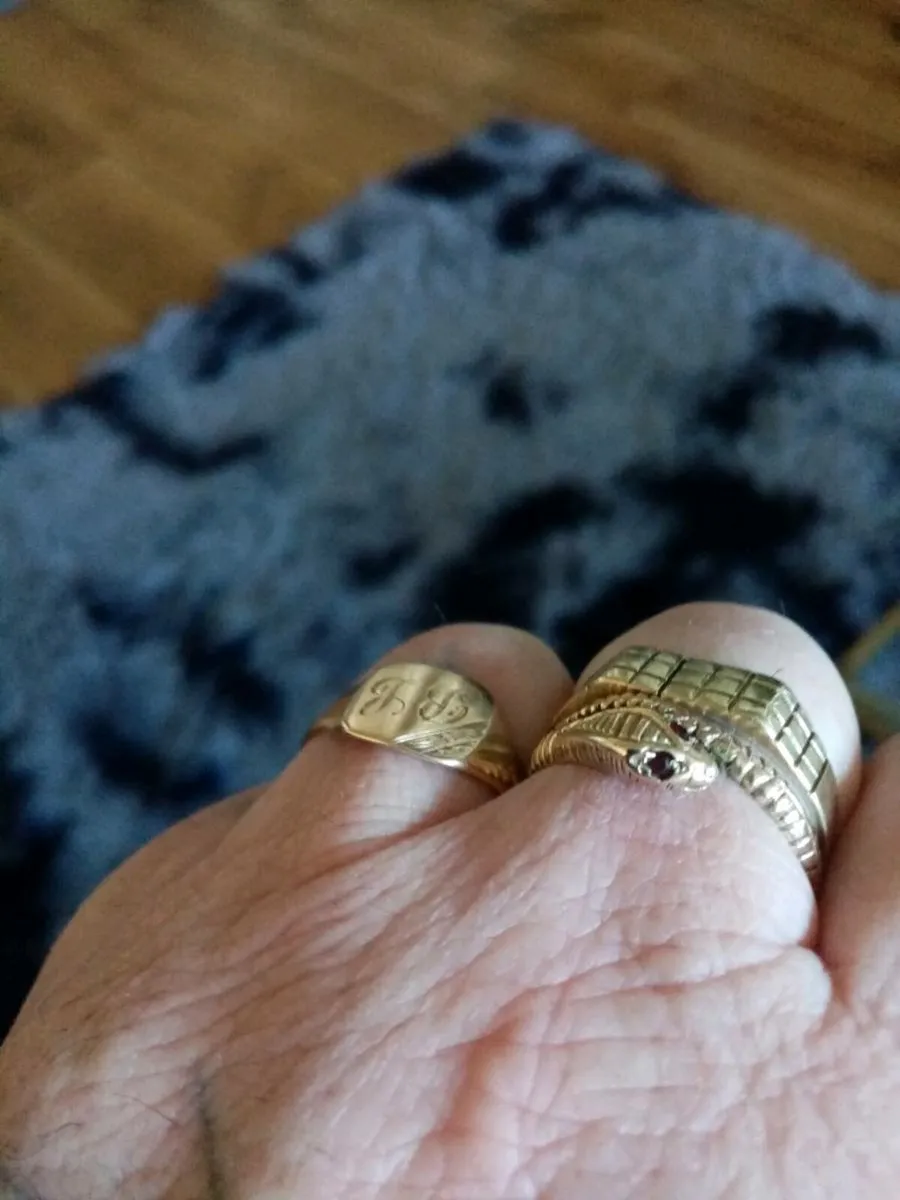 2 9ct gold rings - Image 1