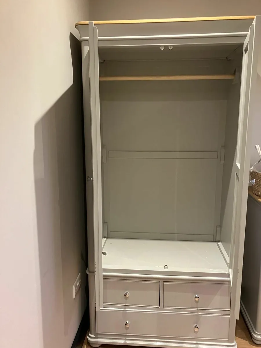 bedroom furniture - Image 2