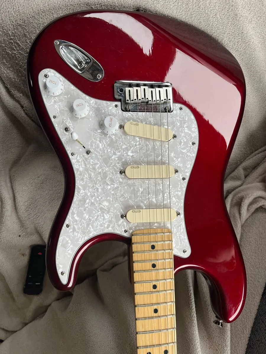 Fender USA Stratocaster 2007 with new emg pick ups - Image 3