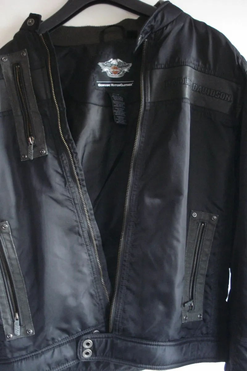 HARLEY-DAVIDSON JACKET AND CUSTOMIZING BOOK. - Image 2