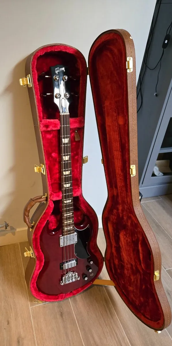 Gibson Bass Guitar plus case - Image 1