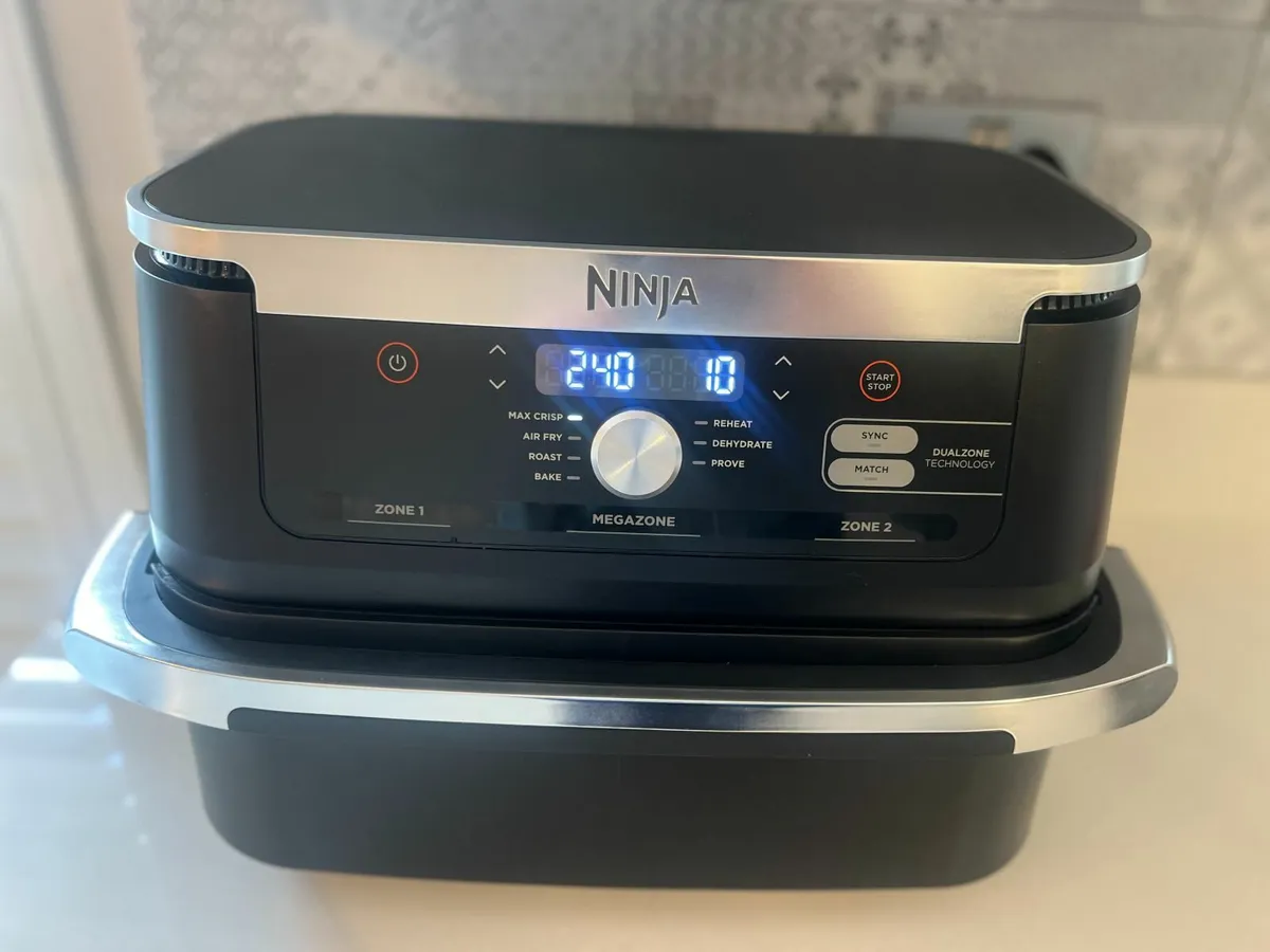 Hardly Used Ninja Dual Zone 10.4L Air Fryer - Image 2