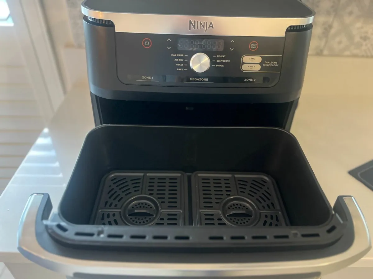 Hardly Used Ninja Dual Zone 10.4L Air Fryer - Image 3