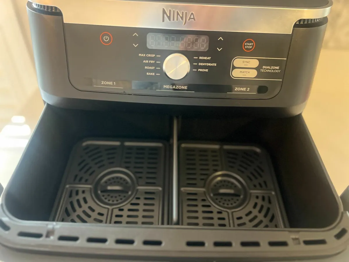 Hardly Used Ninja Dual Zone 10.4L Air Fryer - Image 4