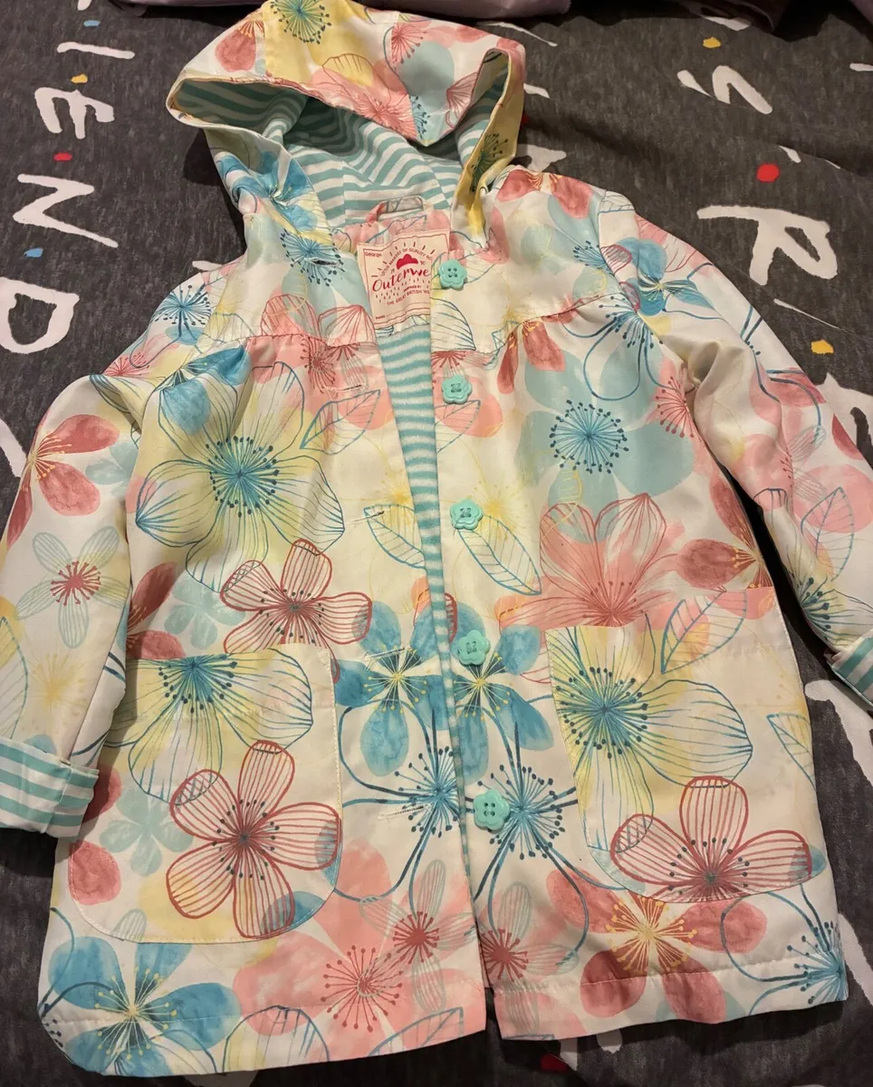 Girls jackets size 3-4 years - Image 3