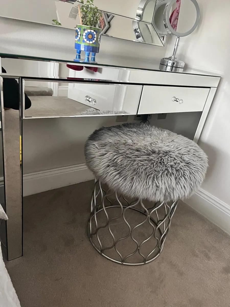 Bedroom furniture - Image 1