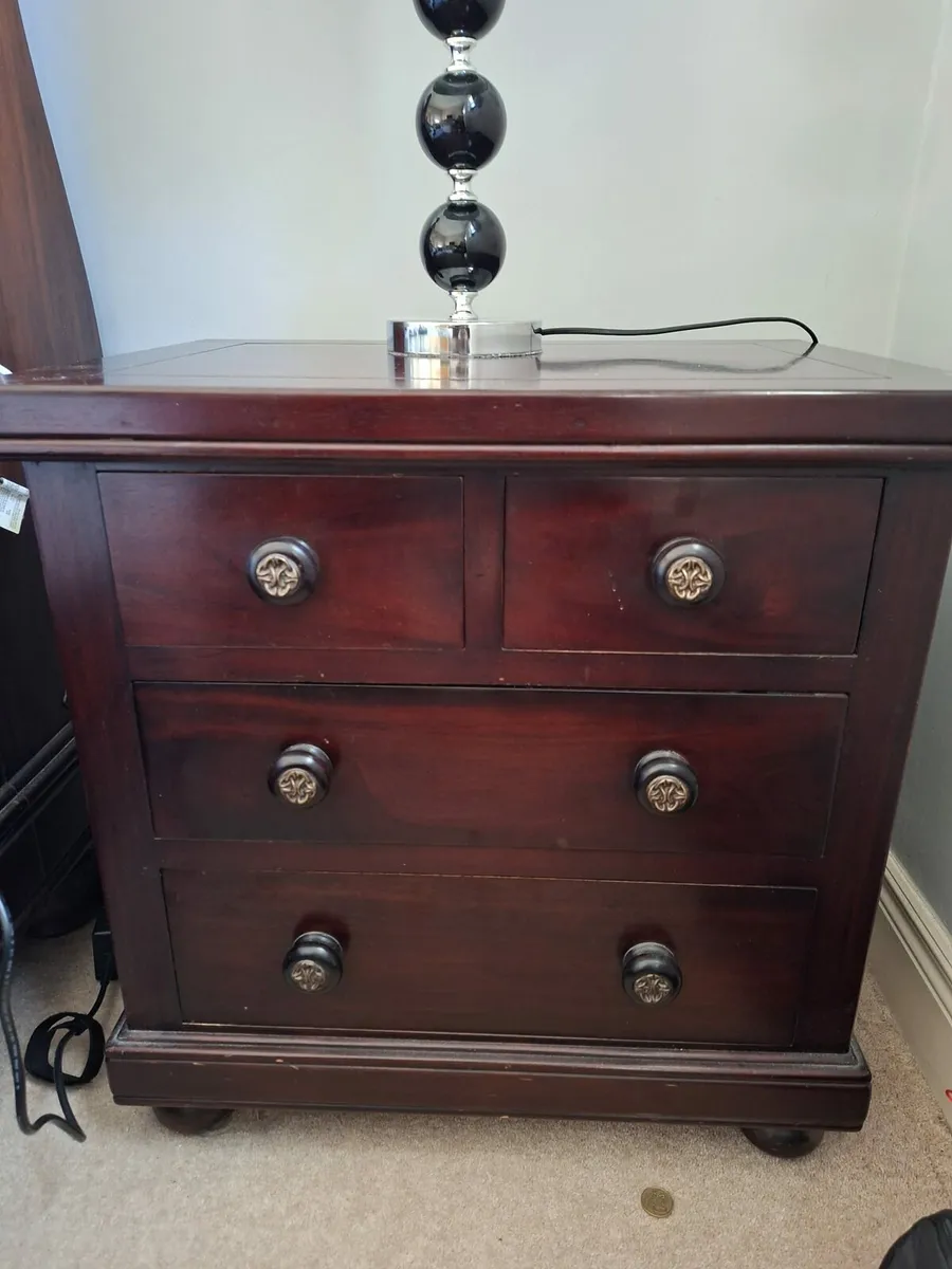 Sleigh bed and matching lockers - Image 2