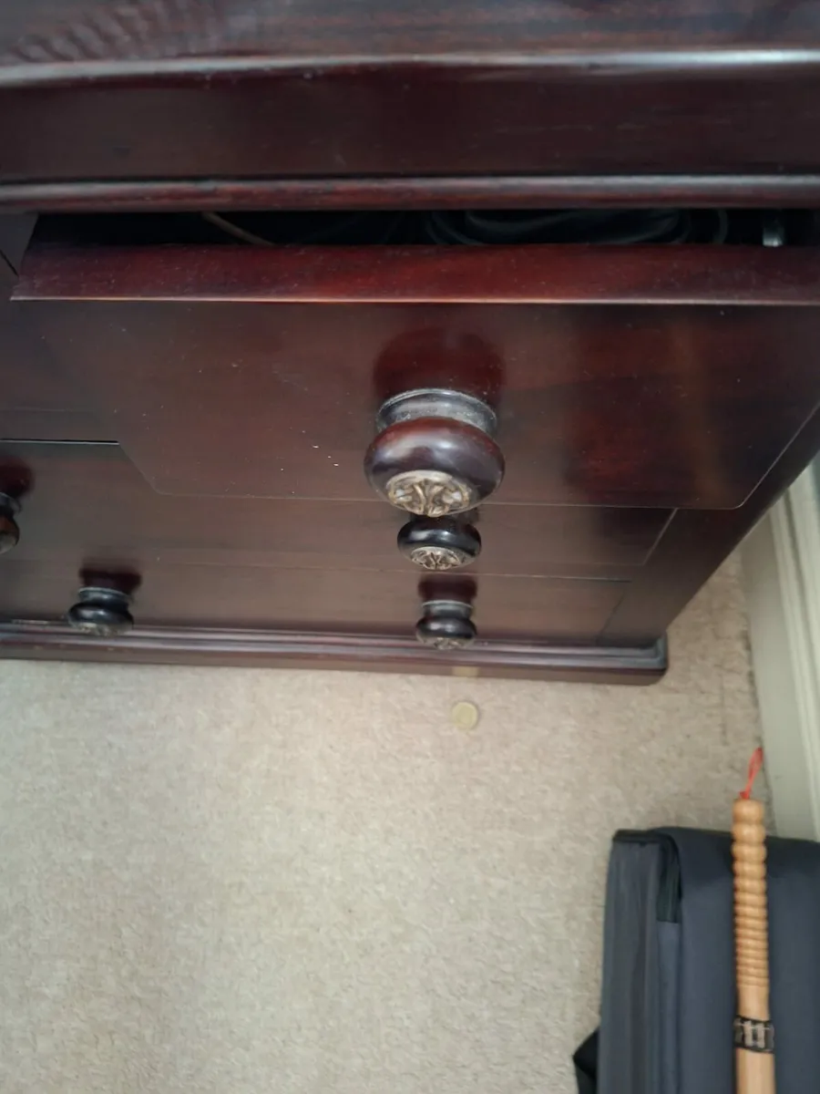 Sleigh bed and matching lockers - Image 3