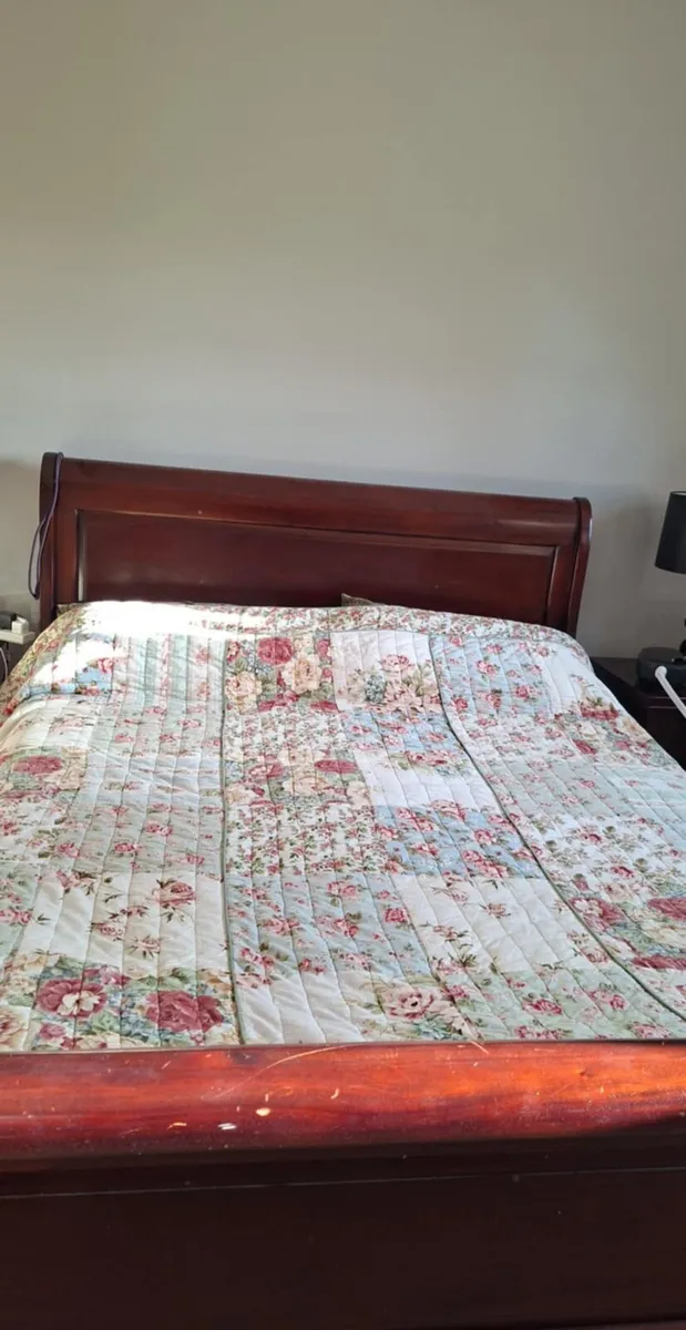 Sleigh bed and matching lockers - Image 4