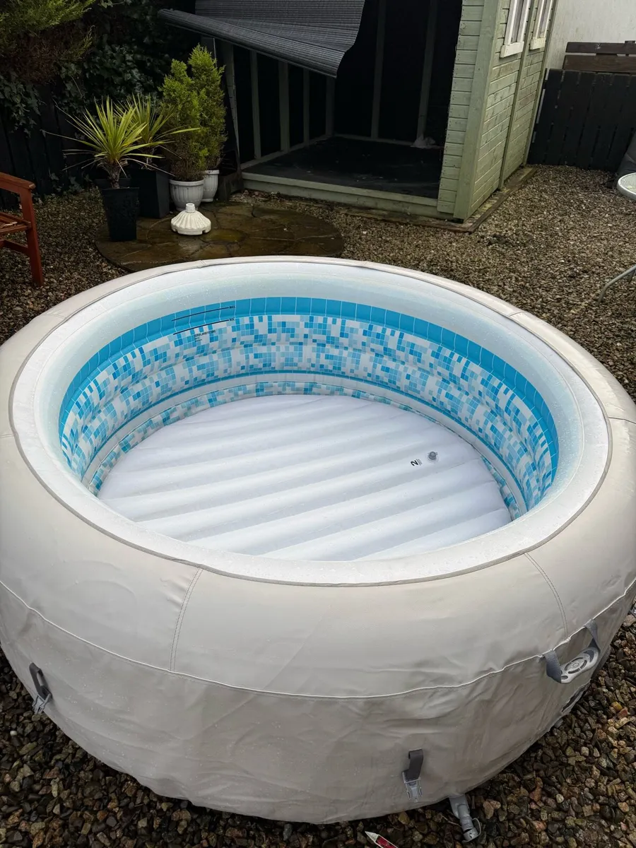 Jacuzzi hot tub - Image 1