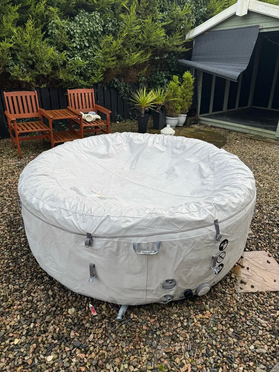 Jacuzzi hot tub - Image 2