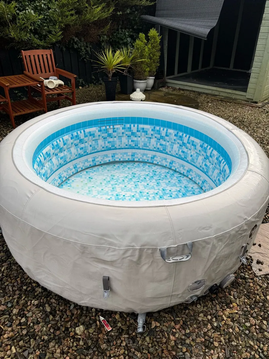 Jacuzzi hot tub - Image 3