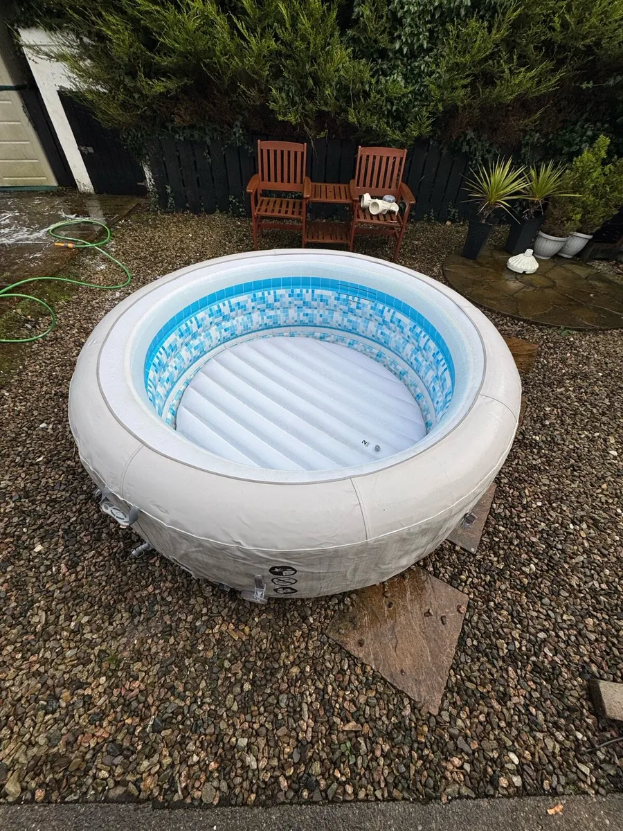 Jacuzzi hot tub - Image 4