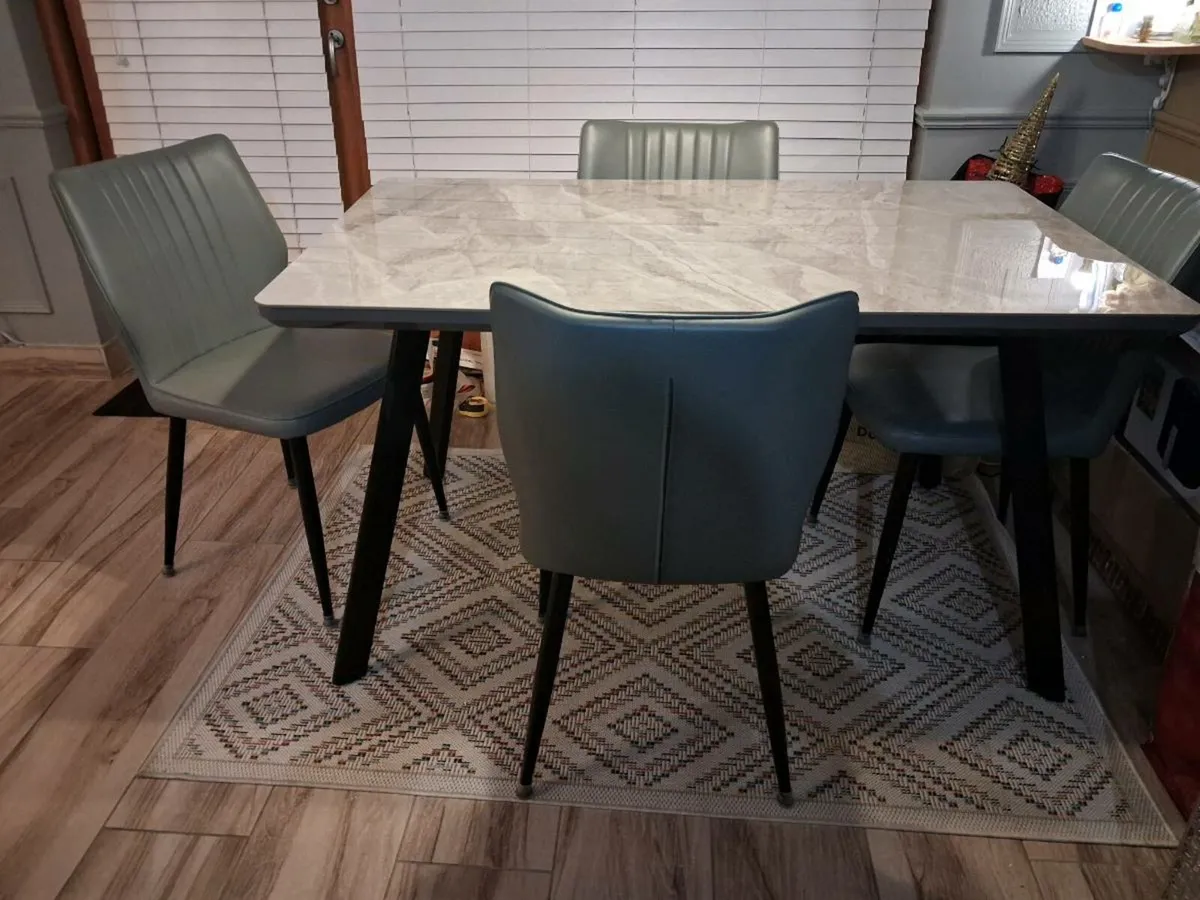 Table and 4 chairs - Image 1