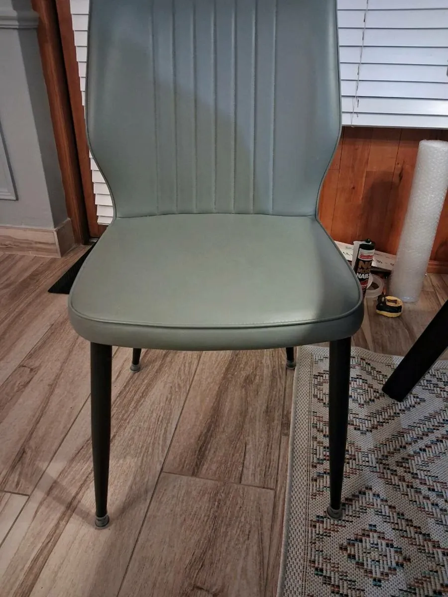 Table and 4 chairs - Image 3