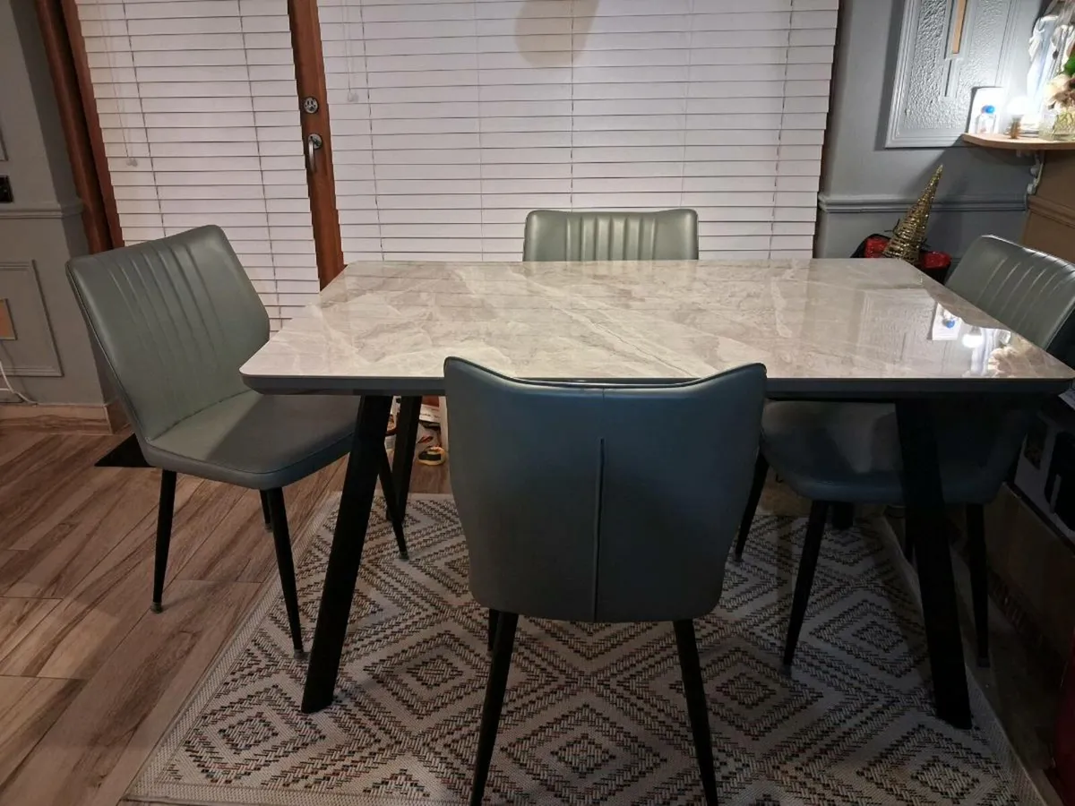 Table and 4 chairs - Image 2