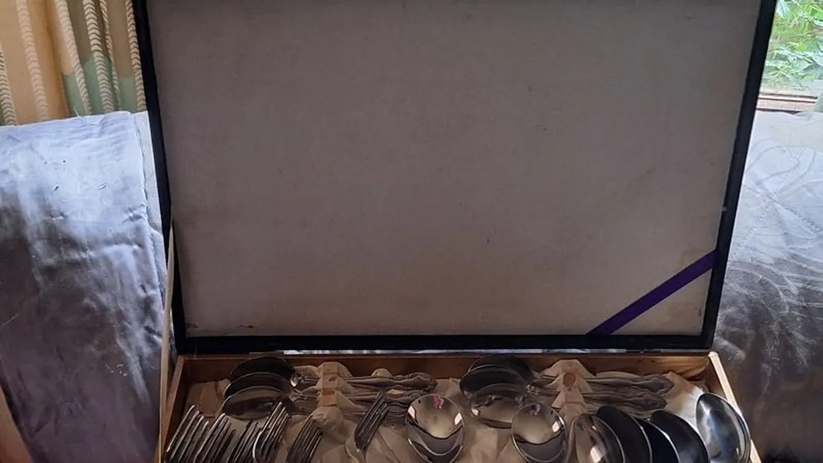 1975 Vintage Unused Cutlery Set in Leather Case - Image 2