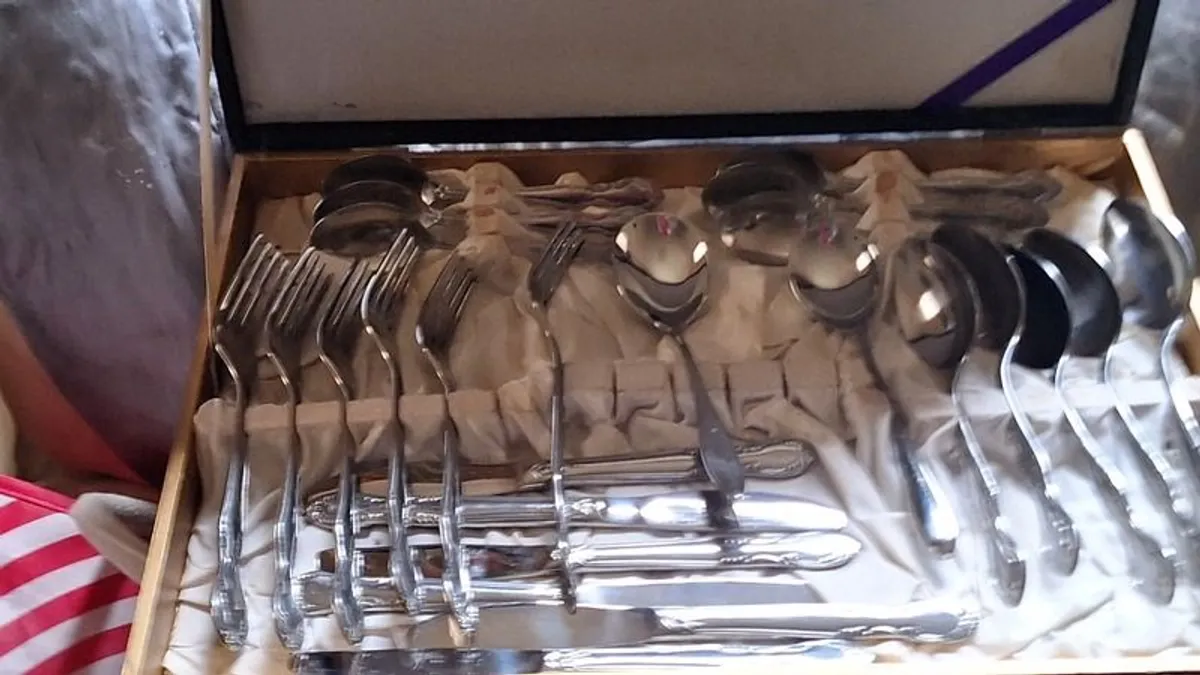 1975 Vintage Unused Cutlery Set in Leather Case - Image 3