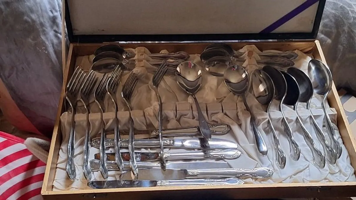 1975 Vintage Unused Cutlery Set in Leather Case - Image 4