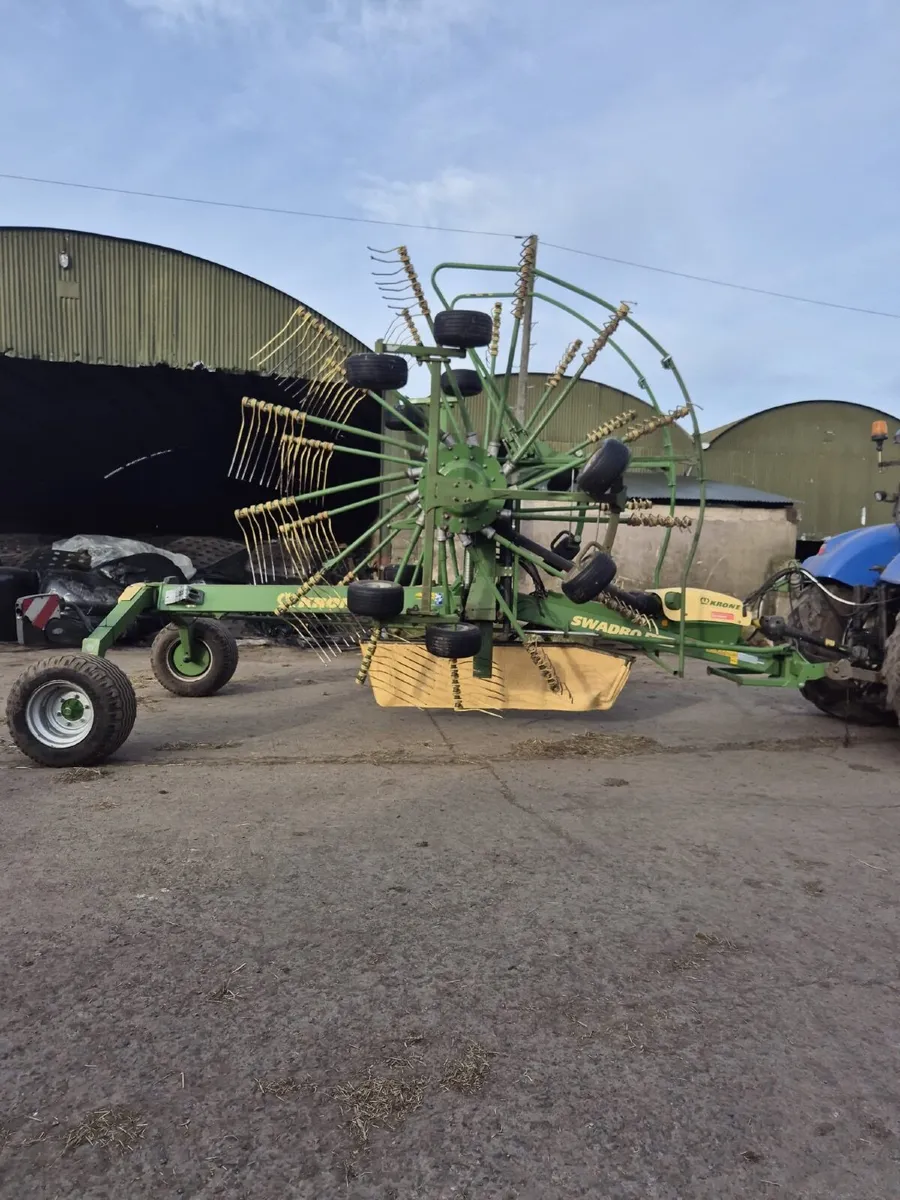 2017 Krone 880 plus rake - Image 1