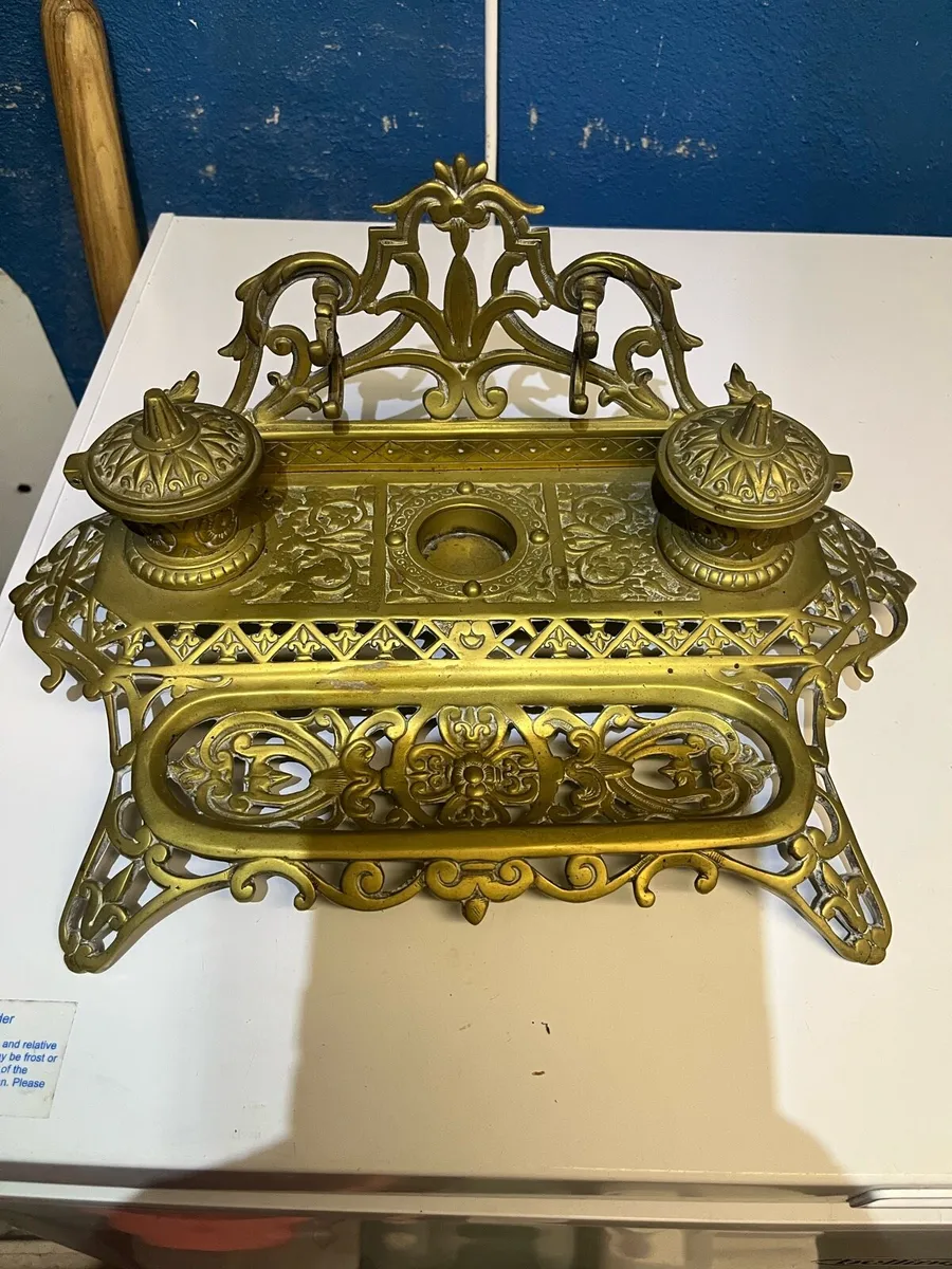 Writhing table inn wells - Image 1