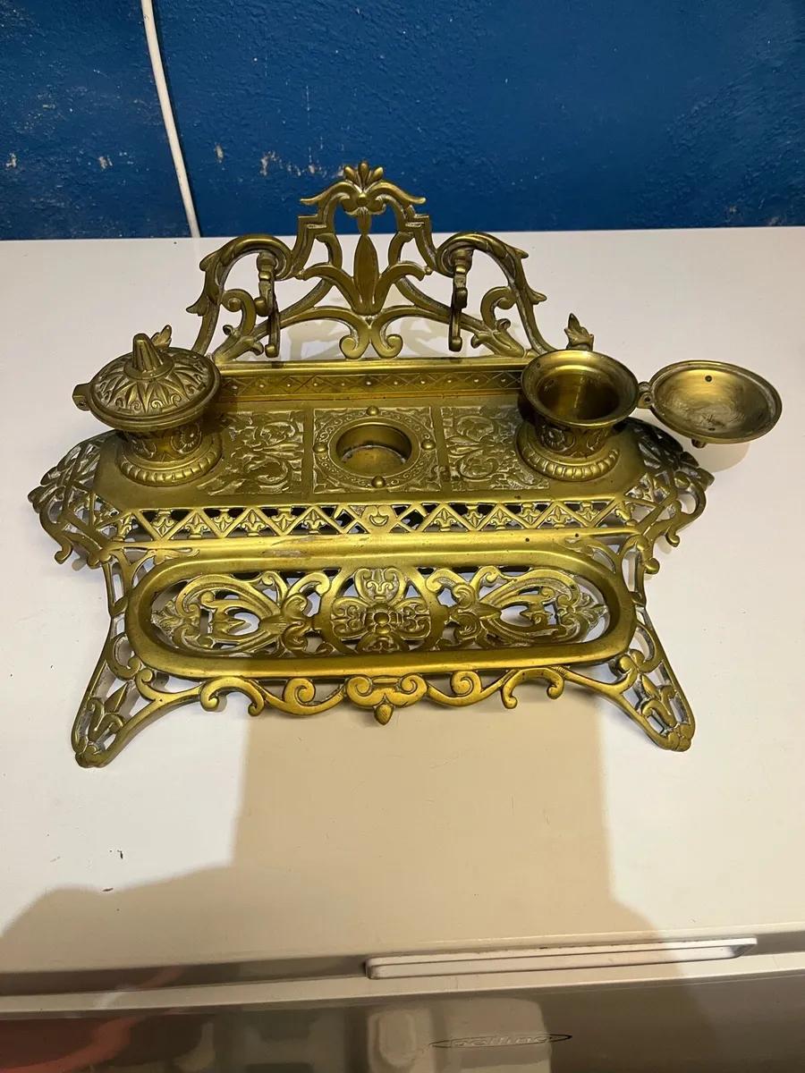 Writhing table inn wells - Image 2