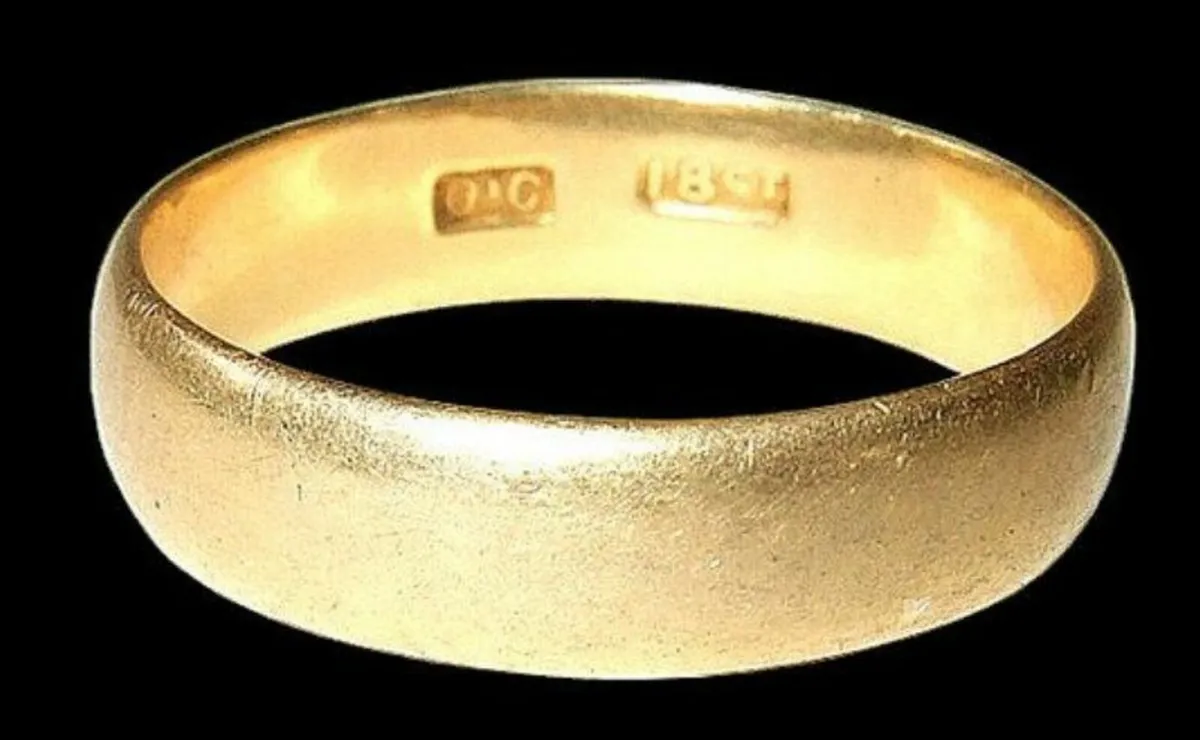 Vintage Hallmarked 18ct Traditional Wedding Band - Image 1