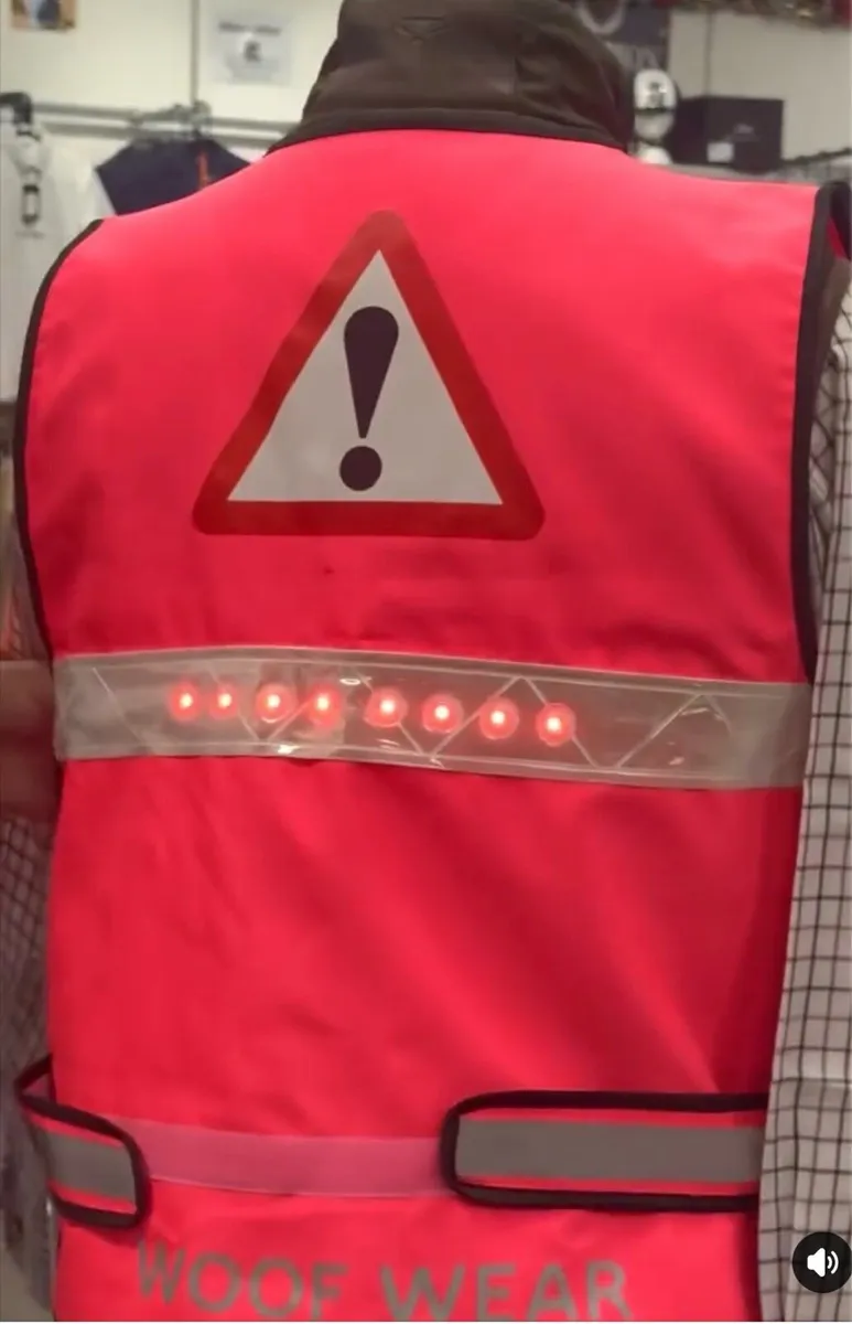 FLASHING OR STEADY REFLECTIVE VESTS €49.99 - Image 2